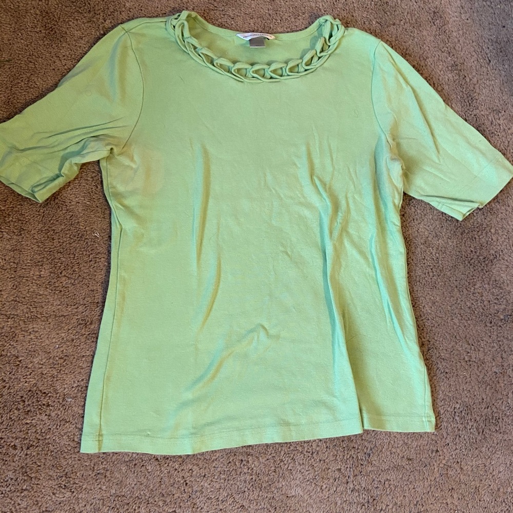 Light green mid-sleeve sweater with scoop neck